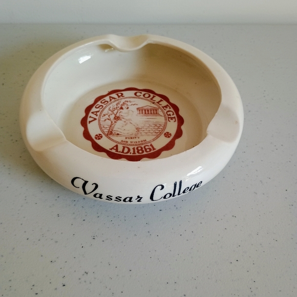 1960s vintage Vassar College logo ceramic ashtray cream and red - Picture 3 of 11